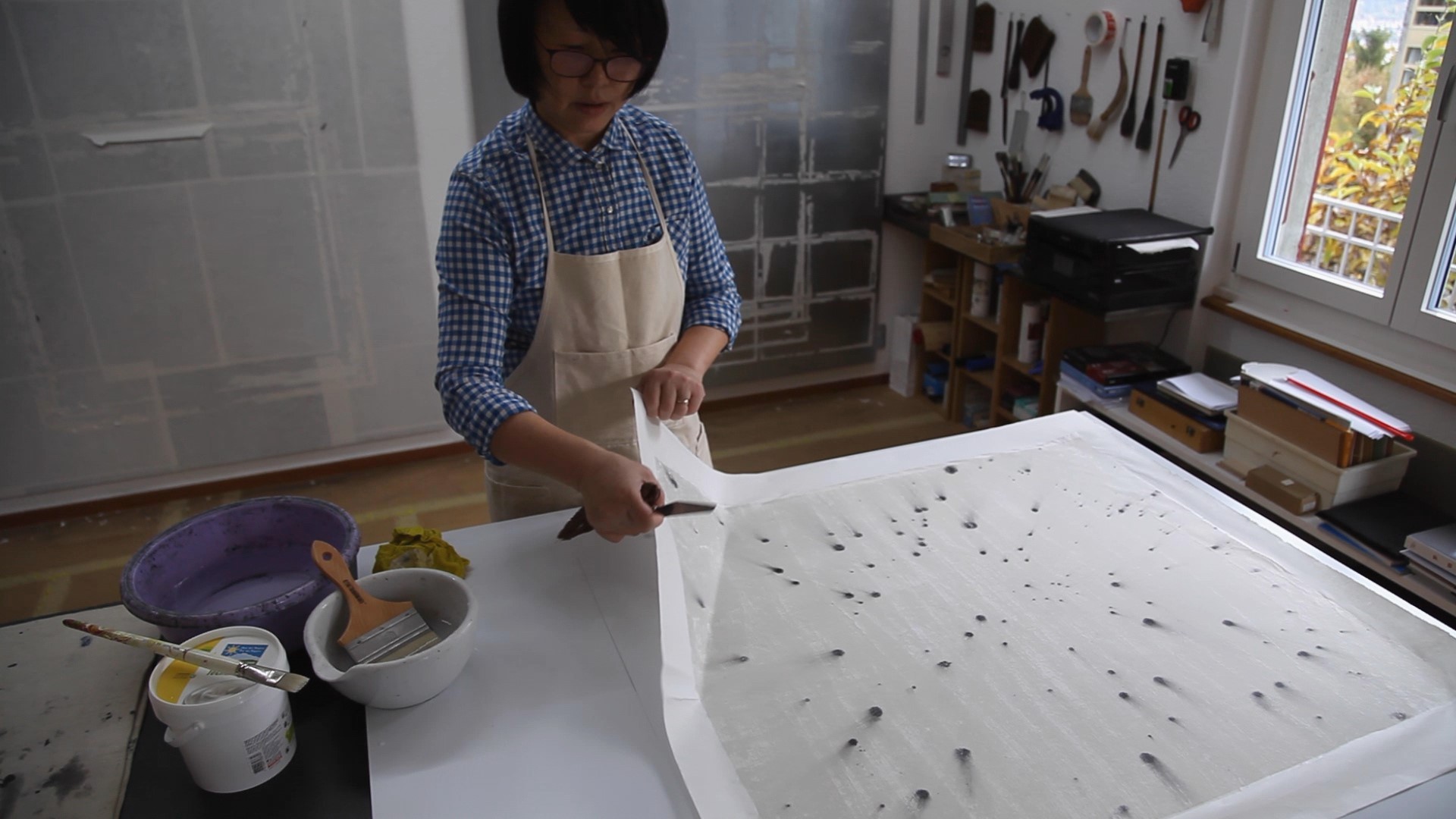 Mingjun Luo nel suo atelier